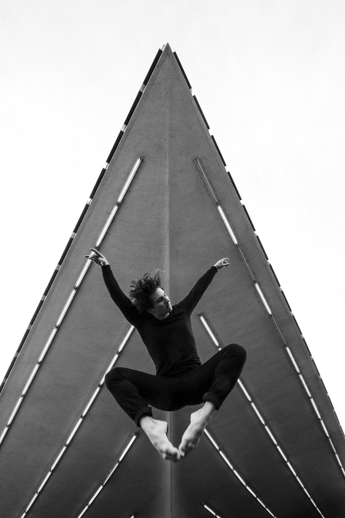 Cameras and Dancers, Union 76 Gas Station, William L. Pereira, Gin Wong, Beverly Hills, CA, portrait in architecture